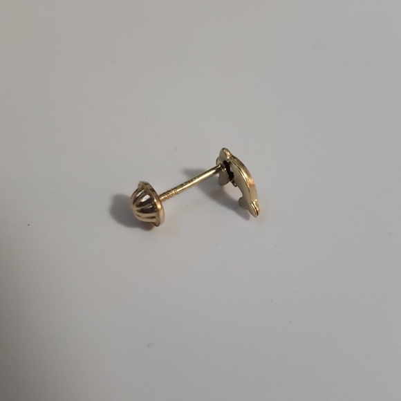 Dolphin - gold stud earing - Picture 2 of 4